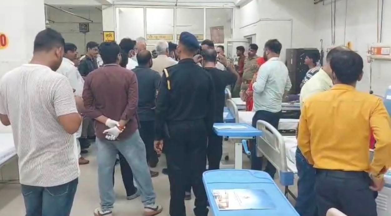 बैक करते समय पानी भरे गड्ढे में पलटी निजी बस, 1 की मौत, दो दर्जन घायल