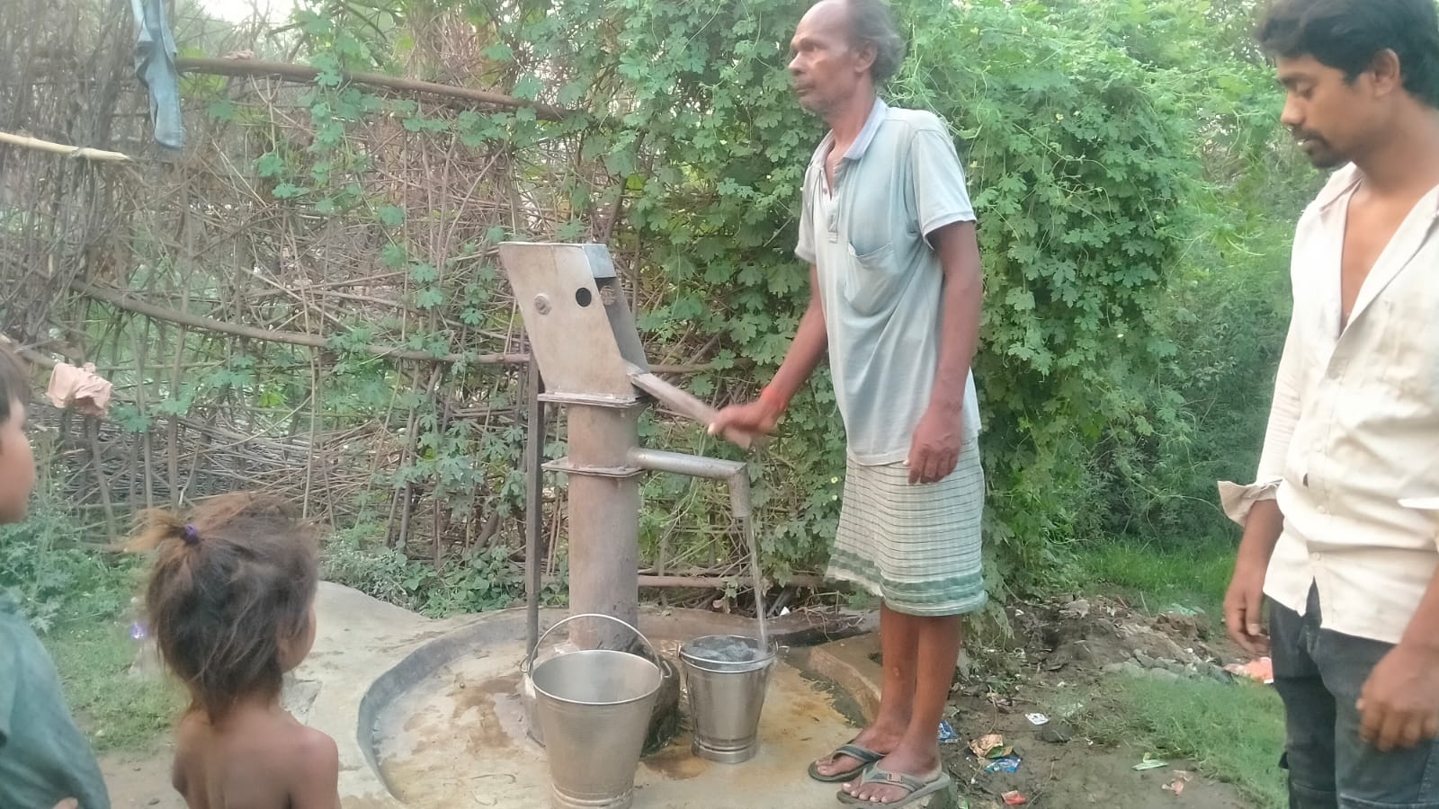 बूंद-बूंद पानी को तरसे ग्रामीण, जिम्मेदारों की अनदेखी से गहराया पेयजल संकट,टूटे हैंडपंप को लकड़ी के सहारे चलाने को मजबूर लोग,