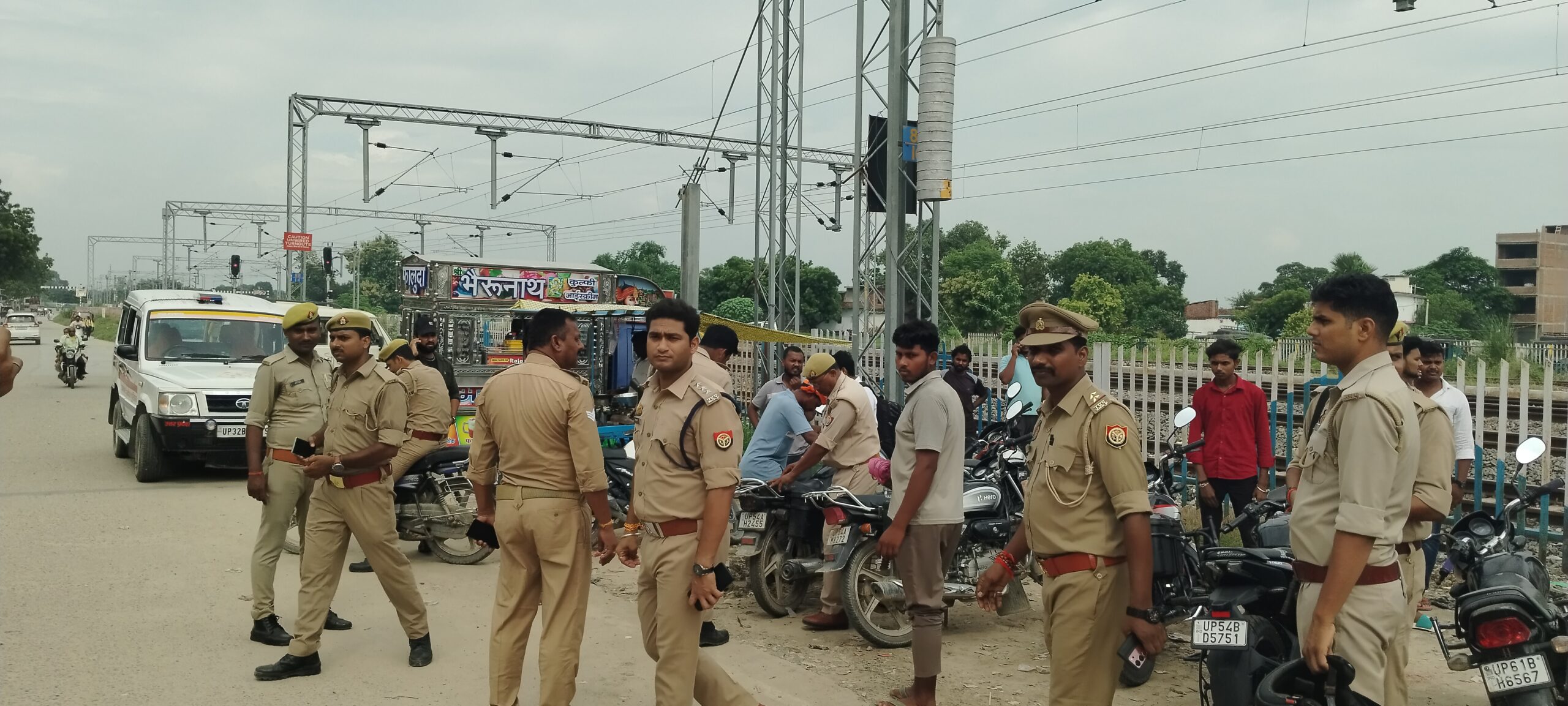 गाजीपुर में पुलिस की स्ट्राइक: 18 बाइक सीज, बिना हेलमेट और ट्रिपल राइडिंग पर चला हंटर