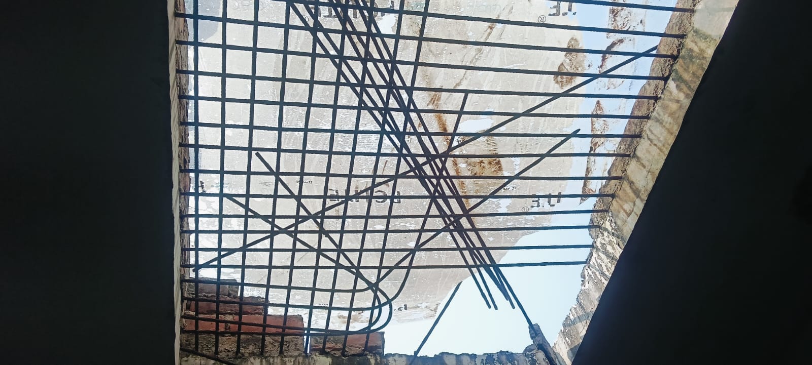 सूने घर की दीवार फांदकर घुसे चोर, लाखों का सामान समेट ले गए